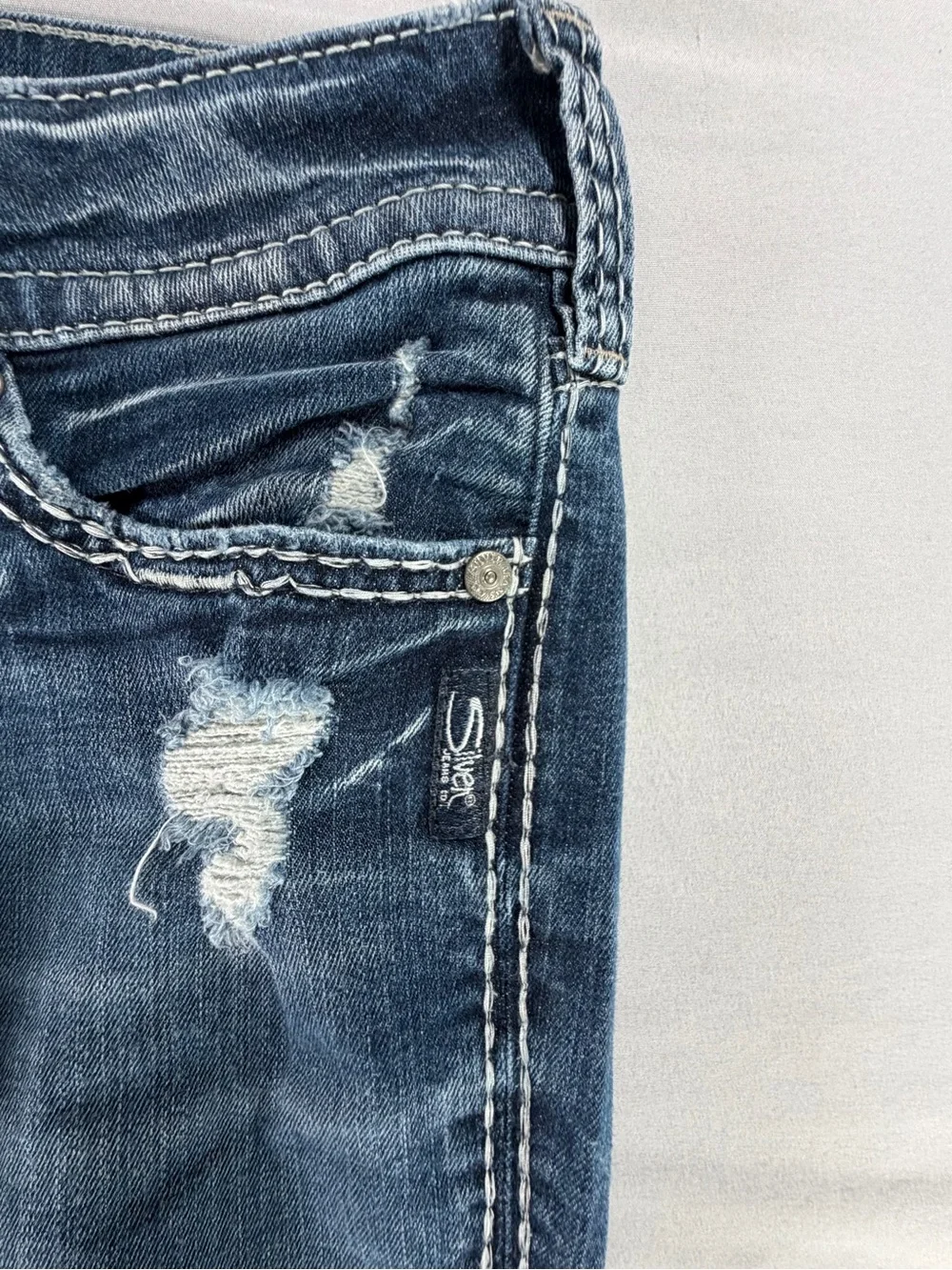 Silver Suki Crop/Capri Blue Jeans Stressed W 29/L 22 1/2 #977